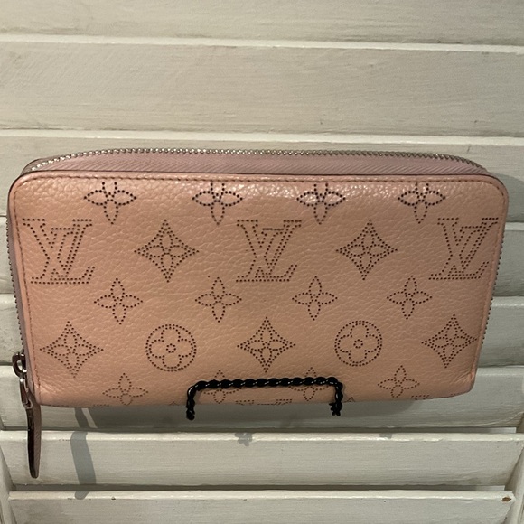 Louis Vuitton Handbags - Louis Vuitton Zippy Wallet Mahina Leather Rose Jamin Pink
